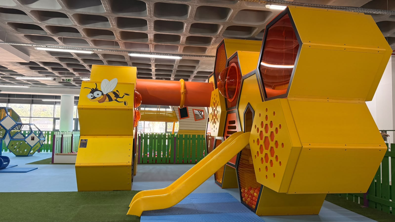 Brinquedo Colmeia do Lumia Park